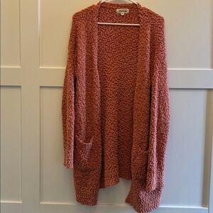 Oversized M women’s cardigan with two front pockets, soft & made from mohair.